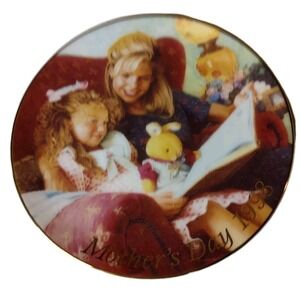 Avon Collectible Mothers Day Plate Porcelain 22K Trim in Original Box 1988